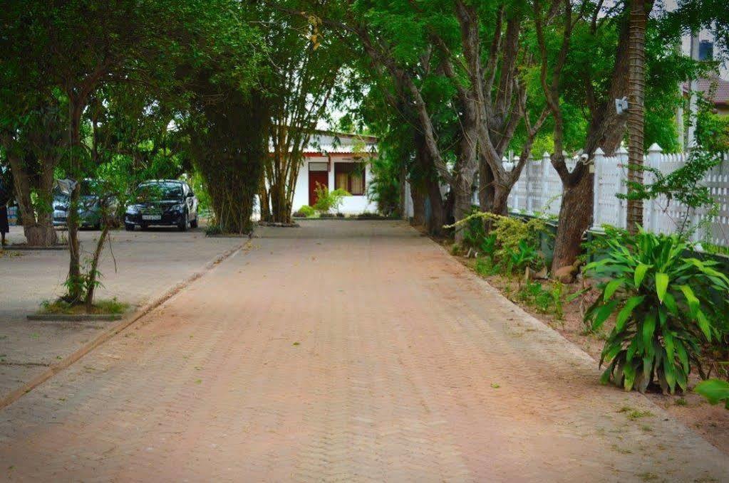 Hotel Empryean Катунаяка Экстерьер фото