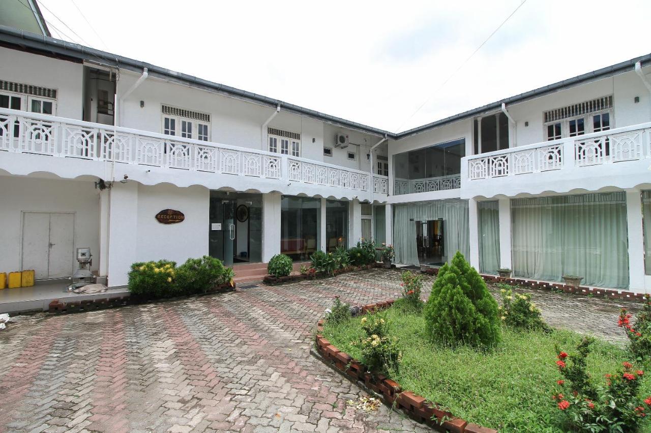 Hotel Empryean Катунаяка Экстерьер фото