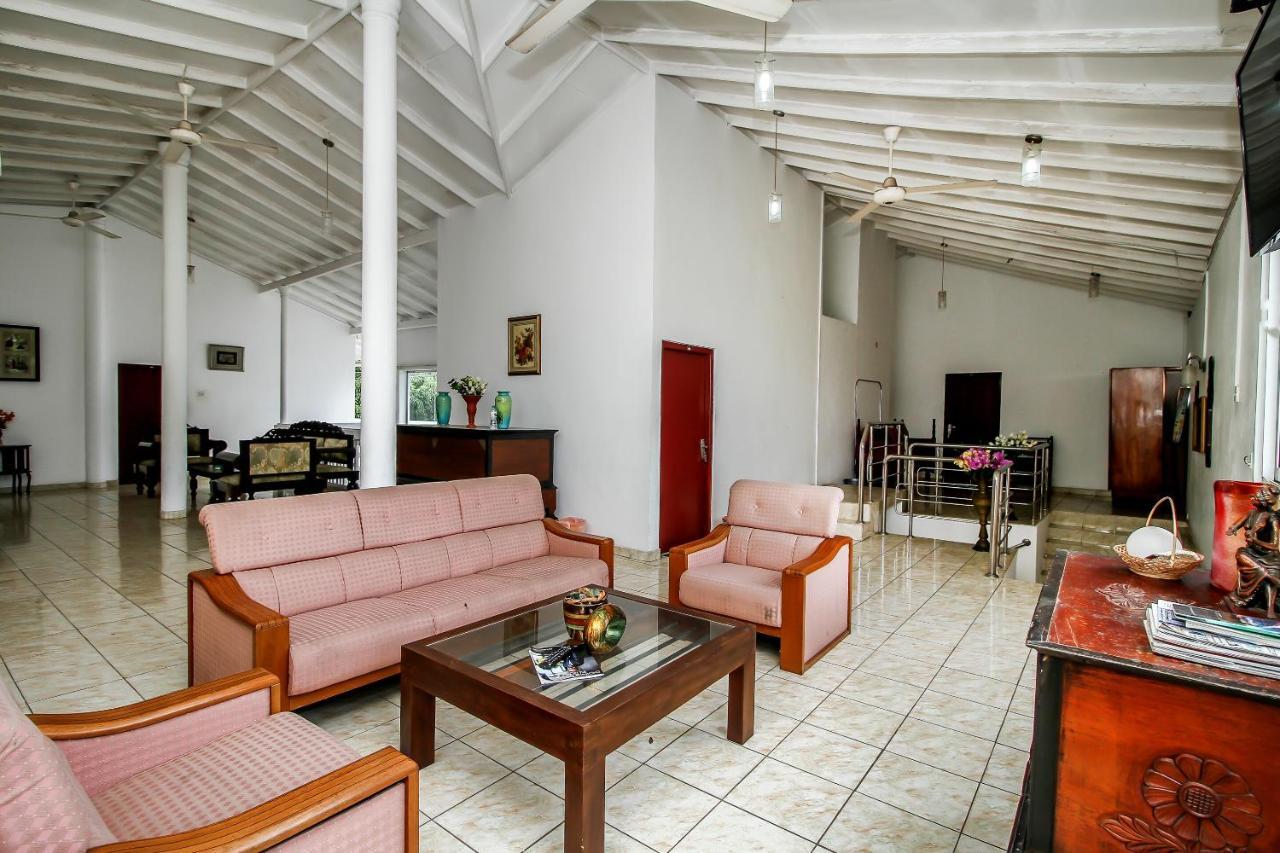 Hotel Empryean Катунаяка Экстерьер фото