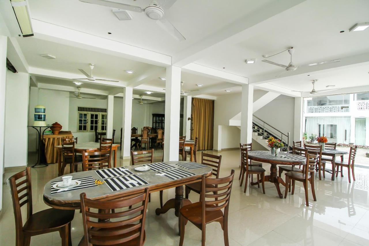 Hotel Empryean Катунаяка Экстерьер фото